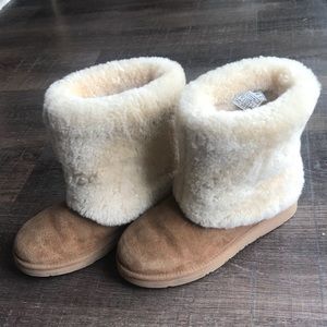 Ugg boots, in tan and with fur trim